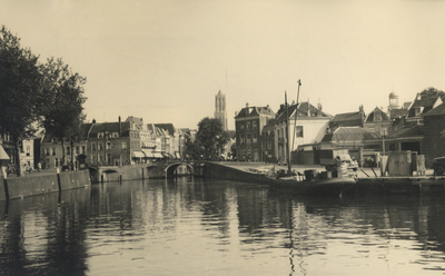 404754 Gezicht op de Stadsbuitengracht te Utrecht, vanaf de Weerdsluis, met in het midden de Zandbrug over de ...